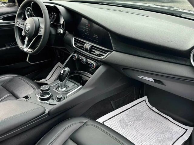 Черный Альфа Giulia, объемом двигателя 2 л и пробегом 33 тыс. км за 16500 $, фото 12 на Automoto.ua