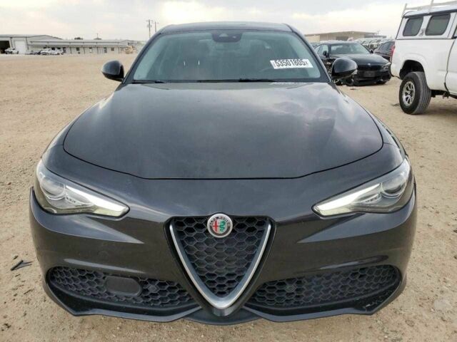 Черный Альфа Giulia, объемом двигателя 2 л и пробегом 127 тыс. км за 4850 $, фото 4 на Automoto.ua