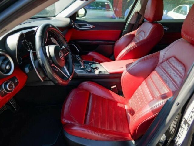 Черный Альфа Giulia, объемом двигателя 2 л и пробегом 40 тыс. км за 13000 $, фото 9 на Automoto.ua
