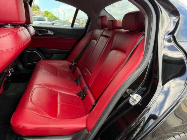 Черный Альфа Giulia, объемом двигателя 2 л и пробегом 30 тыс. км за 16150 $, фото 11 на Automoto.ua