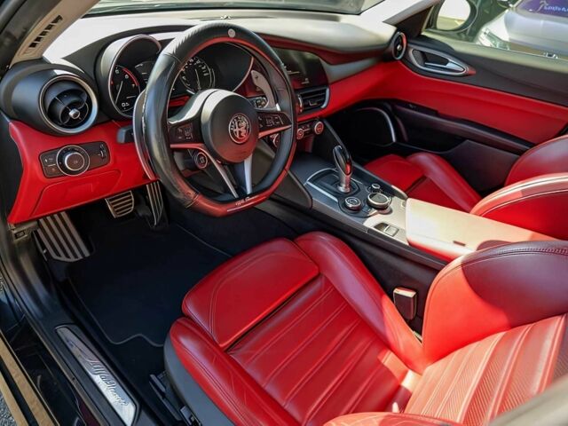 Черный Альфа Giulia, объемом двигателя 2 л и пробегом 31 тыс. км за 9600 $, фото 9 на Automoto.ua
