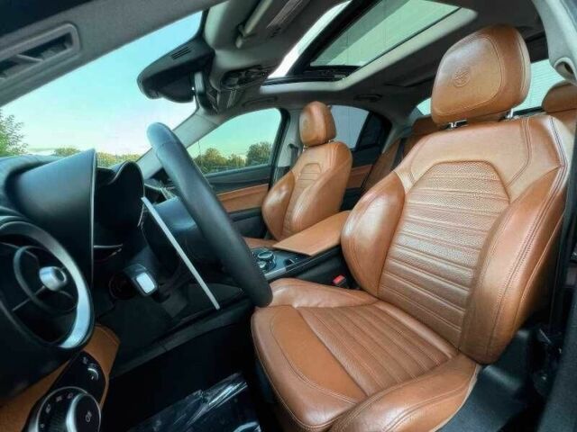 Черный Альфа Giulia, объемом двигателя 2 л и пробегом 89 тыс. км за 6300 $, фото 10 на Automoto.ua