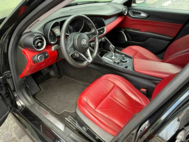 Черный Альфа Giulia, объемом двигателя 2 л и пробегом 30 тыс. км за 16150 $, фото 9 на Automoto.ua