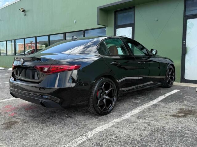 Черный Альфа Giulia, объемом двигателя 2 л и пробегом 30 тыс. км за 16150 $, фото 6 на Automoto.ua