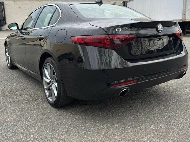 Черный Альфа Giulia, объемом двигателя 2 л и пробегом 47 тыс. км за 4900 $, фото 4 на Automoto.ua