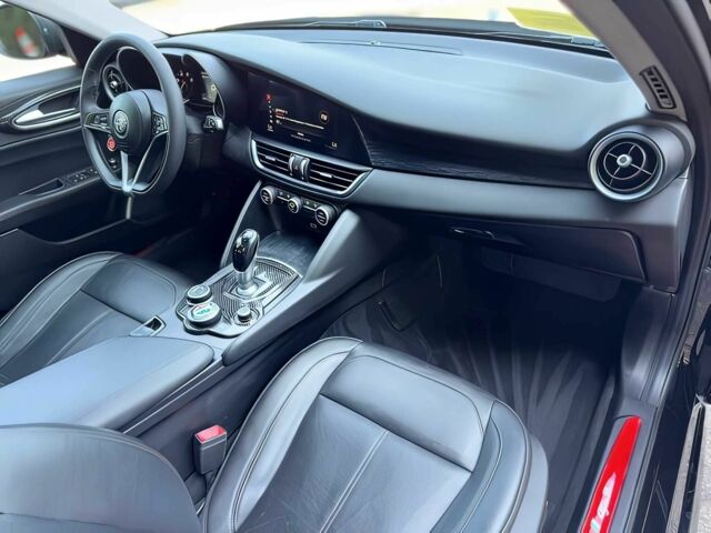 Черный Альфа Giulia, объемом двигателя 2 л и пробегом 71 тыс. км за 12000 $, фото 12 на Automoto.ua