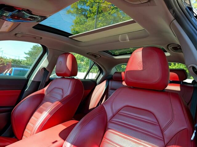 Черный Альфа Giulia, объемом двигателя 2 л и пробегом 31 тыс. км за 9600 $, фото 10 на Automoto.ua