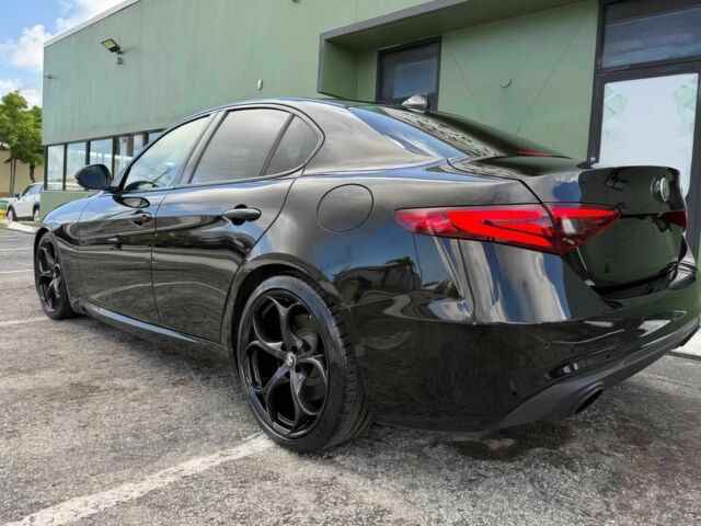 Черный Альфа Giulia, объемом двигателя 2 л и пробегом 30 тыс. км за 16150 $, фото 4 на Automoto.ua
