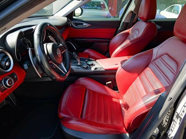 Черный Альфа Giulia, объемом двигателя 2 л и пробегом 31 тыс. км за 9600 $, фото 8 на Automoto.ua
