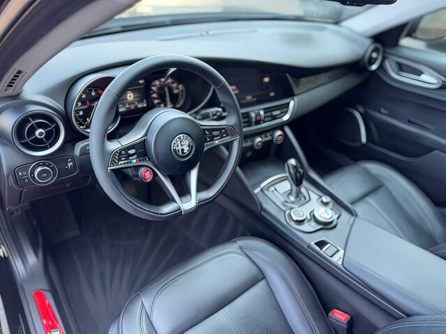 Черный Альфа Giulia, объемом двигателя 2 л и пробегом 71 тыс. км за 12000 $, фото 9 на Automoto.ua
