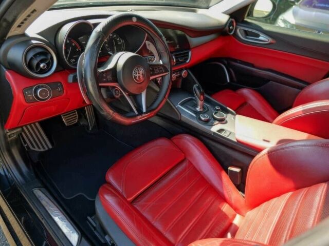 Черный Альфа Giulia, объемом двигателя 2 л и пробегом 40 тыс. км за 13000 $, фото 10 на Automoto.ua