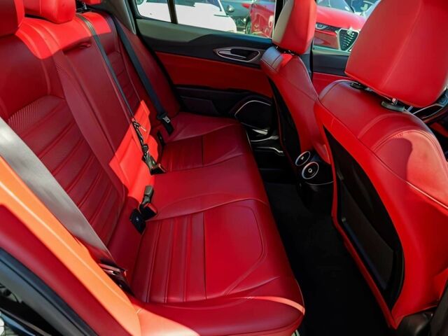 Черный Альфа Giulia, объемом двигателя 2 л и пробегом 31 тыс. км за 9600 $, фото 12 на Automoto.ua