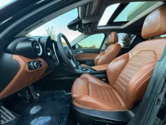 Черный Альфа Giulia, объемом двигателя 2 л и пробегом 89 тыс. км за 6300 $, фото 9 на Automoto.ua