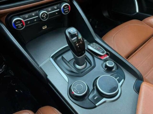 Черный Альфа Giulia, объемом двигателя 2 л и пробегом 89 тыс. км за 6300 $, фото 14 на Automoto.ua