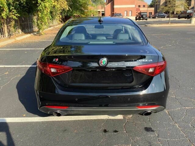 Черный Альфа Giulia, объемом двигателя 2 л и пробегом 38 тыс. км за 15000 $, фото 4 на Automoto.ua