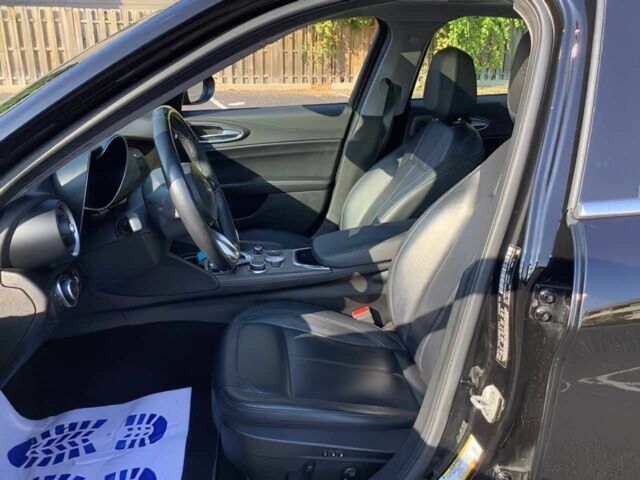 Черный Альфа Giulia, объемом двигателя 2 л и пробегом 38 тыс. км за 15000 $, фото 7 на Automoto.ua