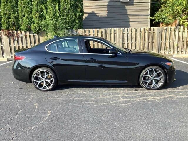 Черный Альфа Giulia, объемом двигателя 2 л и пробегом 38 тыс. км за 15000 $, фото 5 на Automoto.ua