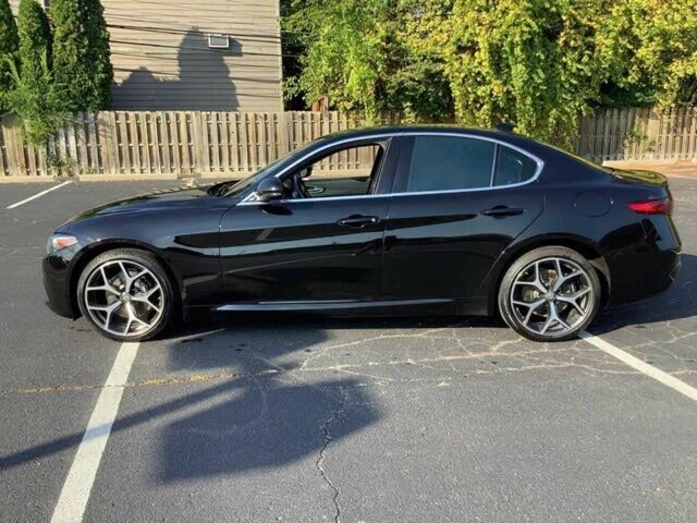 Черный Альфа Giulia, объемом двигателя 2 л и пробегом 38 тыс. км за 15000 $, фото 3 на Automoto.ua