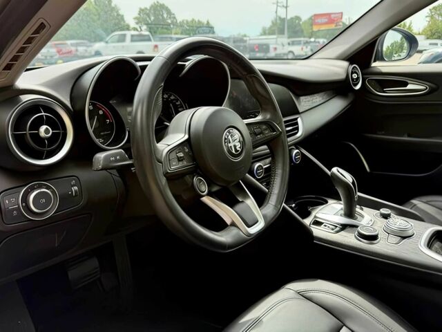 Черный Альфа Giulia, объемом двигателя 2 л и пробегом 54 тыс. км за 17000 $, фото 8 на Automoto.ua