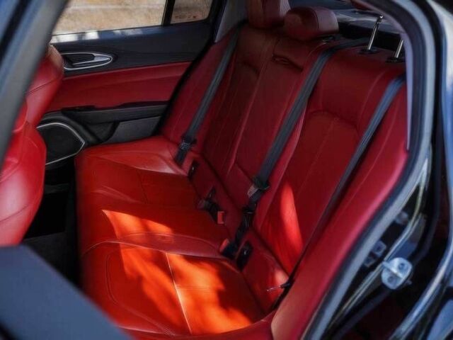 Чорний Альфа Giulia, об'ємом двигуна 2 л та пробігом 31 тис. км за 16200 $, фото 13 на Automoto.ua