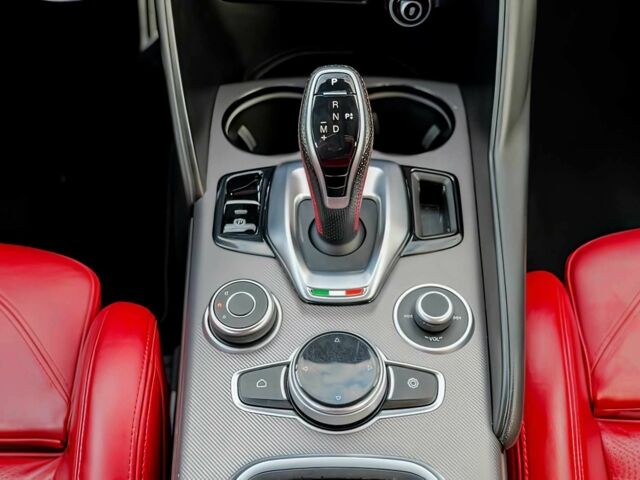 Черный Альфа Giulia, объемом двигателя 2 л и пробегом 32 тыс. км за 8500 $, фото 12 на Automoto.ua