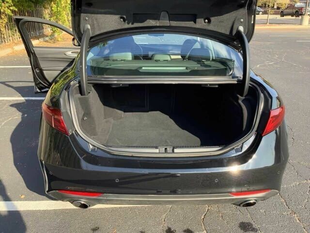 Черный Альфа Giulia, объемом двигателя 2 л и пробегом 38 тыс. км за 15000 $, фото 11 на Automoto.ua