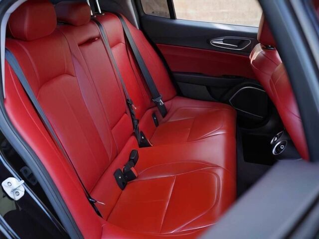 Чорний Альфа Giulia, об'ємом двигуна 2 л та пробігом 31 тис. км за 16200 $, фото 12 на Automoto.ua