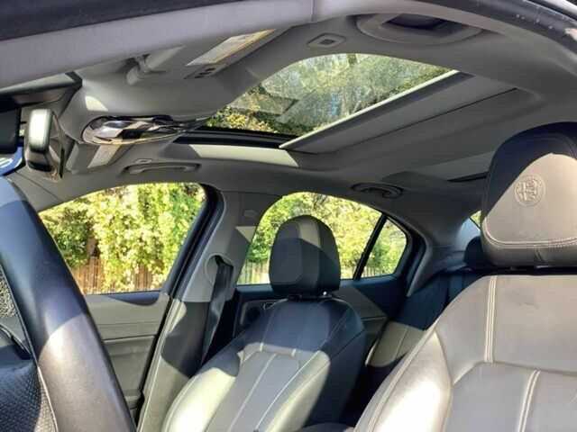 Черный Альфа Giulia, объемом двигателя 2 л и пробегом 38 тыс. км за 15000 $, фото 8 на Automoto.ua