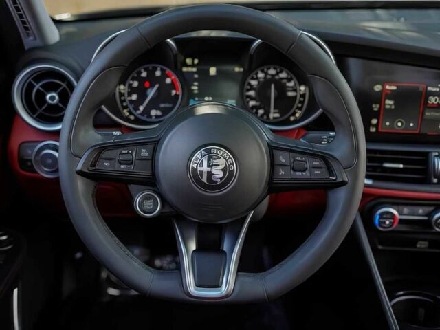 Чорний Альфа Giulia, об'ємом двигуна 2 л та пробігом 31 тис. км за 16200 $, фото 10 на Automoto.ua