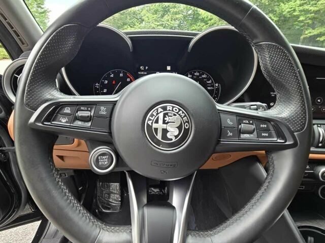 Черный Альфа Giulia, объемом двигателя 2 л и пробегом 16 тыс. км за 14700 $, фото 5 на Automoto.ua