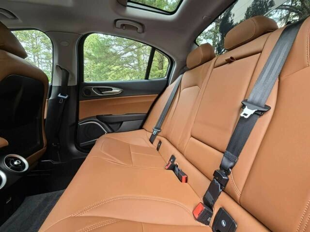 Черный Альфа Giulia, объемом двигателя 2 л и пробегом 16 тыс. км за 14700 $, фото 12 на Automoto.ua