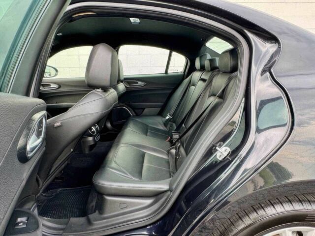 Черный Альфа Giulia, объемом двигателя 2 л и пробегом 23 тыс. км за 13000 $, фото 12 на Automoto.ua