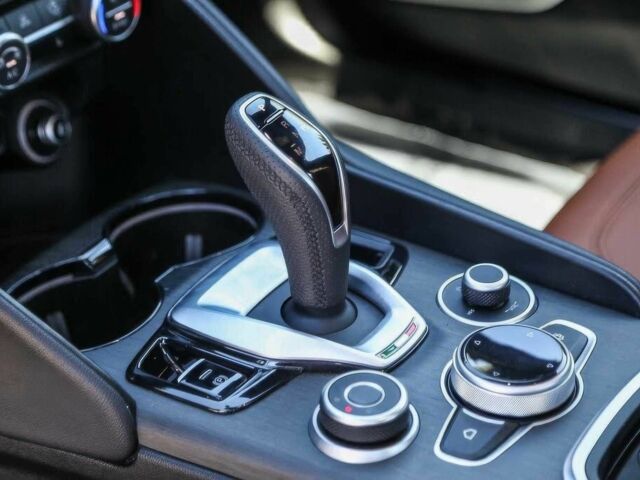 Чорний Альфа Giulia, об'ємом двигуна 2 л та пробігом 14 тис. км за 14900 $, фото 8 на Automoto.ua