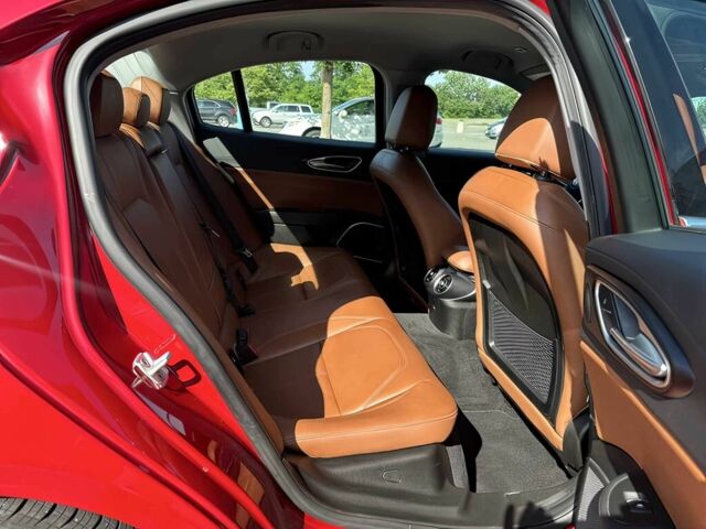 Красный Альфа Giulia, объемом двигателя 2 л и пробегом 39 тыс. км за 10000 $, фото 12 на Automoto.ua