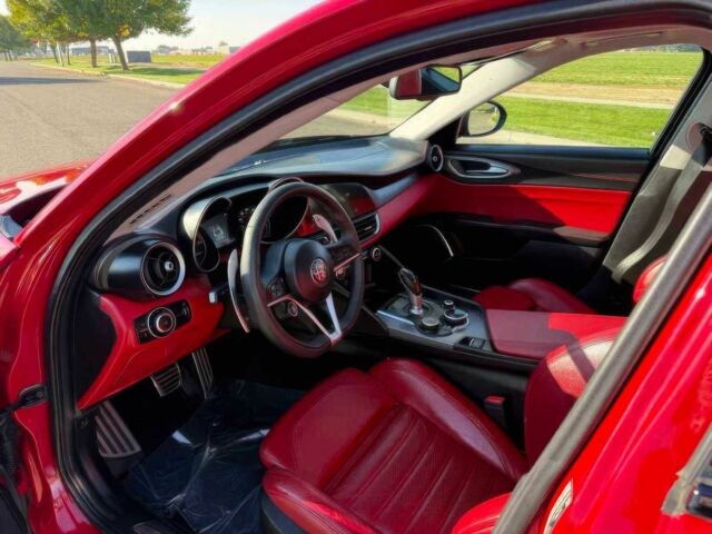 Красный Альфа Giulia, объемом двигателя 2 л и пробегом 42 тыс. км за 13400 $, фото 9 на Automoto.ua