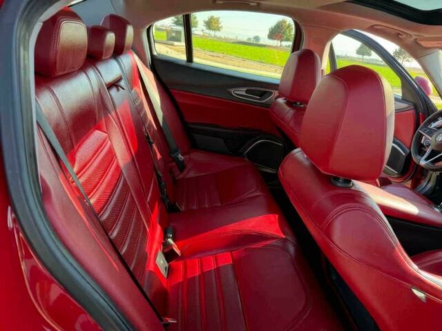Красный Альфа Giulia, объемом двигателя 2 л и пробегом 42 тыс. км за 13400 $, фото 11 на Automoto.ua