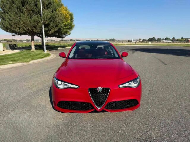 Красный Альфа Giulia, объемом двигателя 2 л и пробегом 42 тыс. км за 13400 $, фото 1 на Automoto.ua