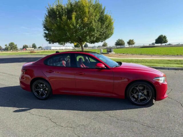 Красный Альфа Giulia, объемом двигателя 2 л и пробегом 42 тыс. км за 13400 $, фото 8 на Automoto.ua