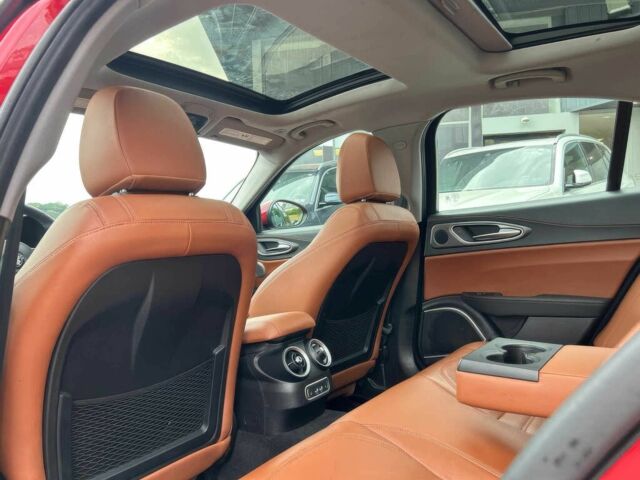 Красный Альфа Giulia, объемом двигателя 2 л и пробегом 32 тыс. км за 4900 $, фото 10 на Automoto.ua