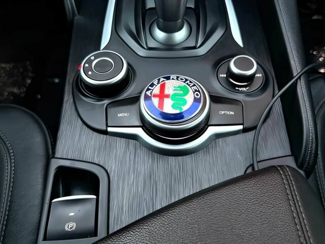 Червоний Альфа Giulia, об'ємом двигуна 2 л та пробігом 60 тис. км за 7400 $, фото 13 на Automoto.ua
