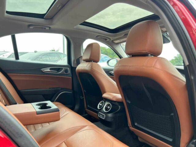 Красный Альфа Giulia, объемом двигателя 2 л и пробегом 32 тыс. км за 4900 $, фото 11 на Automoto.ua
