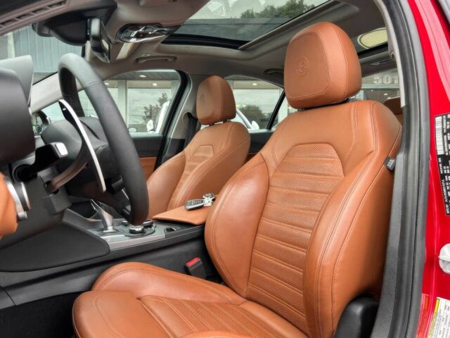 Красный Альфа Giulia, объемом двигателя 2 л и пробегом 32 тыс. км за 4900 $, фото 6 на Automoto.ua