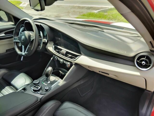 Красный Альфа Giulia, объемом двигателя 2 л и пробегом 67 тыс. км за 10000 $, фото 9 на Automoto.ua