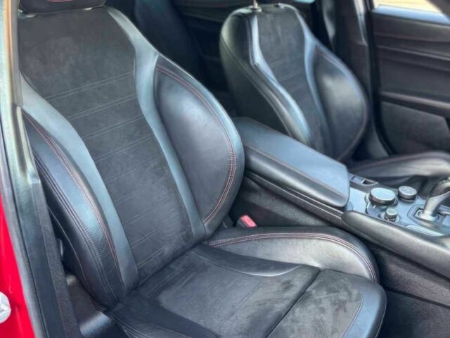 Красный Альфа Giulia, объемом двигателя 2.9 л и пробегом 44 тыс. км за 13000 $, фото 9 на Automoto.ua