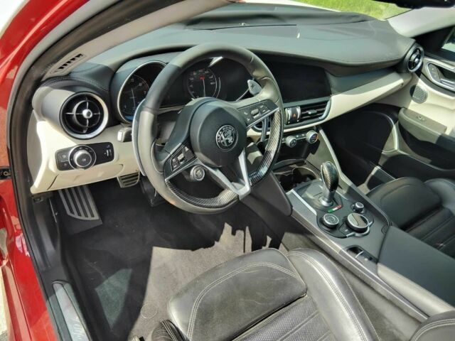 Красный Альфа Giulia, объемом двигателя 2 л и пробегом 67 тыс. км за 10000 $, фото 8 на Automoto.ua