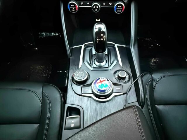 Червоний Альфа Giulia, об'ємом двигуна 2 л та пробігом 60 тис. км за 7400 $, фото 12 на Automoto.ua