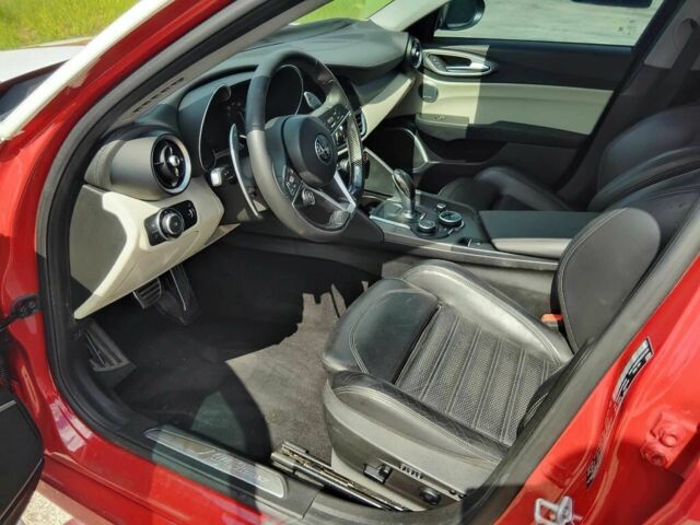 Красный Альфа Giulia, объемом двигателя 2 л и пробегом 67 тыс. км за 10000 $, фото 7 на Automoto.ua