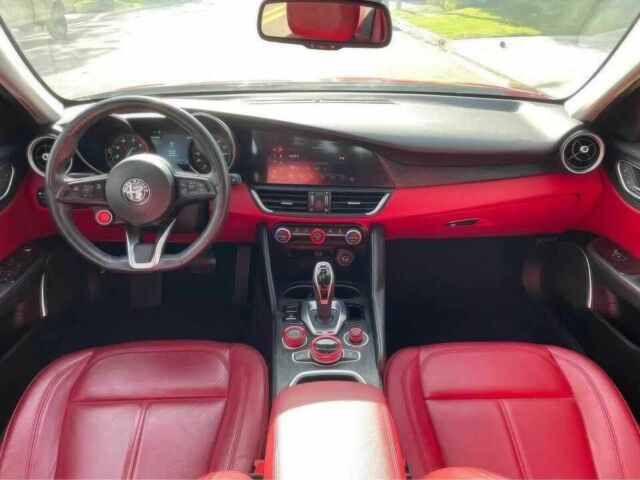 Красный Альфа Giulia, объемом двигателя 2 л и пробегом 52 тыс. км за 11000 $, фото 3 на Automoto.ua