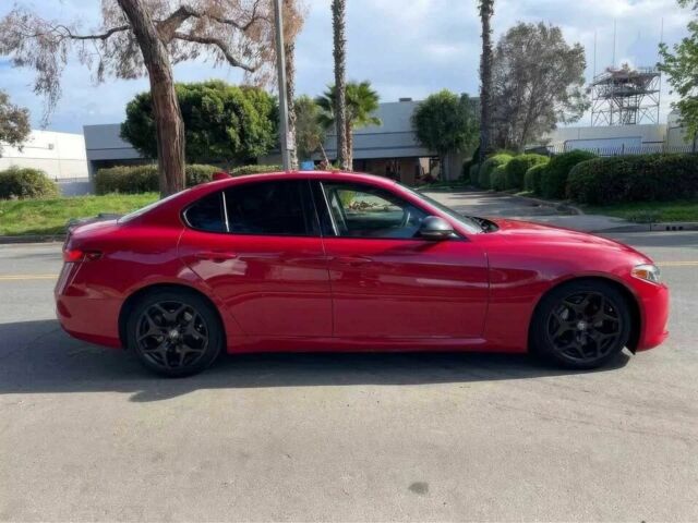 Красный Альфа Giulia, объемом двигателя 2 л и пробегом 52 тыс. км за 11000 $, фото 4 на Automoto.ua