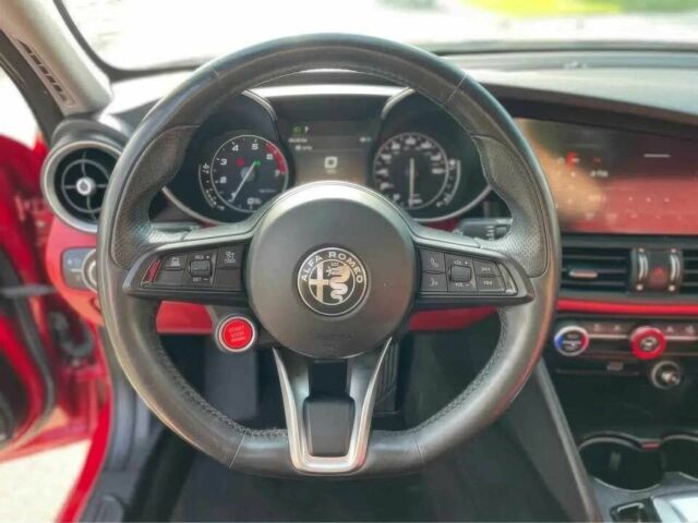 Красный Альфа Giulia, объемом двигателя 2 л и пробегом 52 тыс. км за 11000 $, фото 7 на Automoto.ua